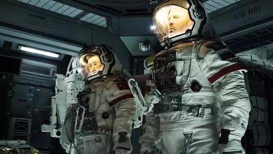 《流浪地球》超《复联3》 跻身内地票房榜第1