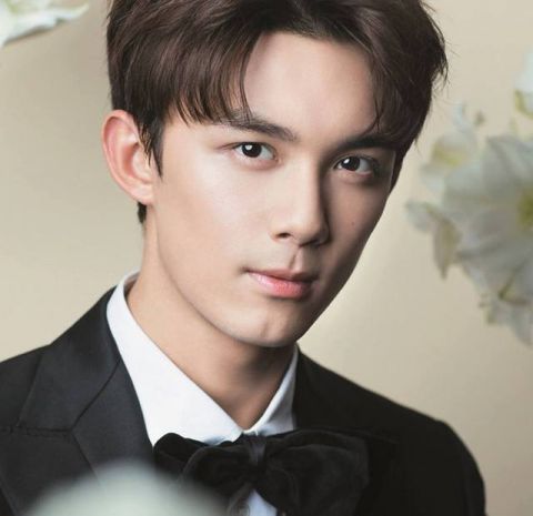 家有小哥哥初长篇:吴磊穿西装打领带的样子不