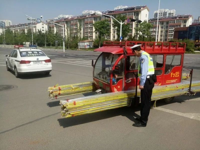 临沂交警整治摩托车、三轮车交通违法行为 持