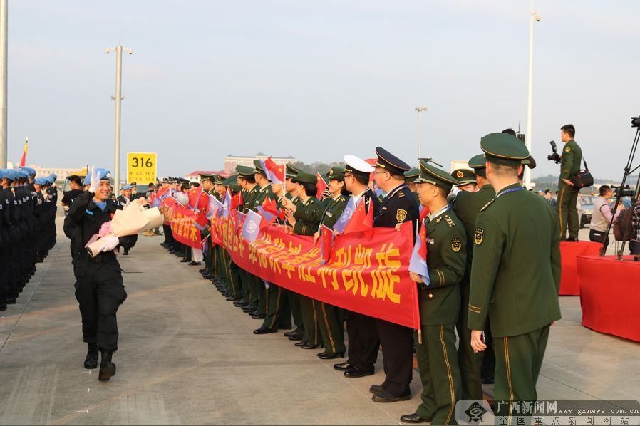 燃情 | \＂广西战狼\＂载誉归来!“蓝盔战士”们，欢迎你们回家!