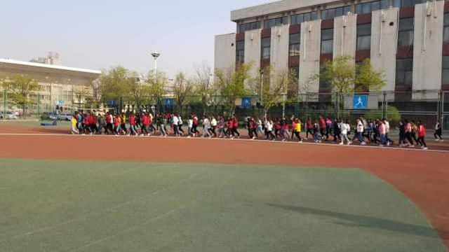 原的这所大学,校园面积仅有两千亩,学校女生比