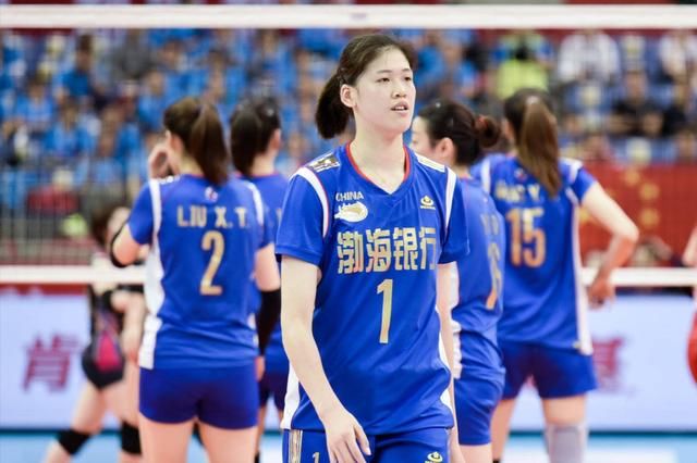 郎平默默助力天津女排亚俱杯!从队员技术到身