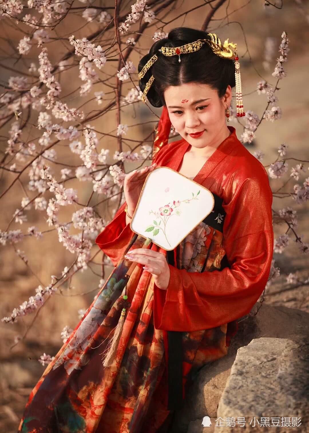 颐和园惊现唐朝女子，人面桃花媲美《猫妖传》