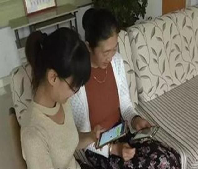 婆婆要我教她用手机,她发信息的内容被我看见,让我默默离开!