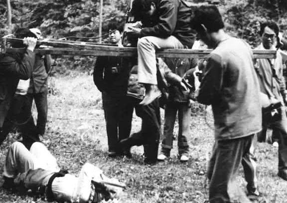 旧版西游记未播花絮,唐僧蹲着抽烟,孙悟空光膀