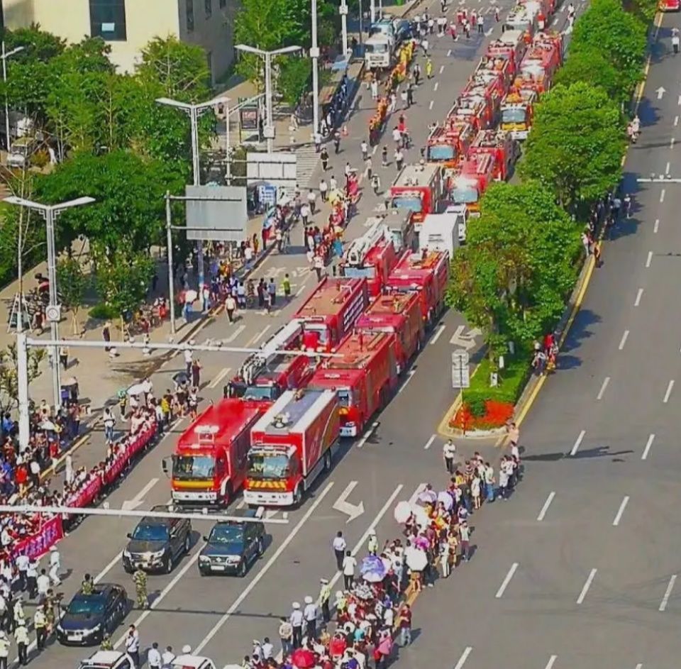 达州市民送别成都等13地撤离消防官兵，4个支队仍留守现场监护