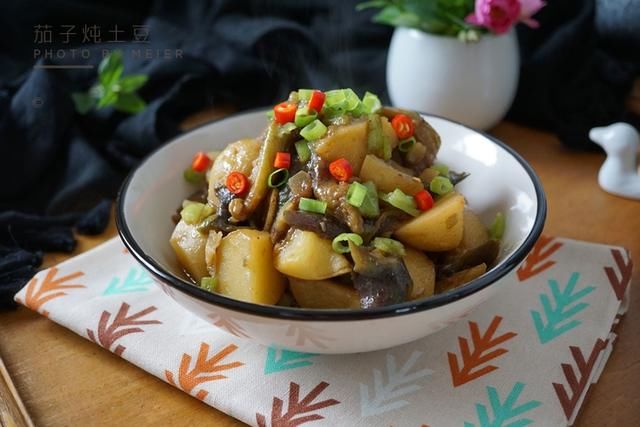 土豆和它绝搭，好吃下饭，吃了几十年也不腻，难怪在东北大受欢迎