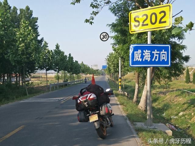 摩旅穷游，一个人骑摩托车去到陌生的城市，晚上在威海沙滩上扎营