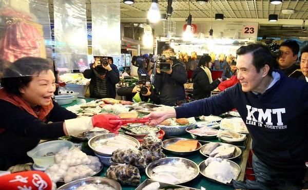 马英九人气旺，拜年穿的T恤成为热门商品