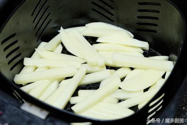 在家过六一,炸盘薯条当零食,少放油更健康,一盘不够再来一盘!