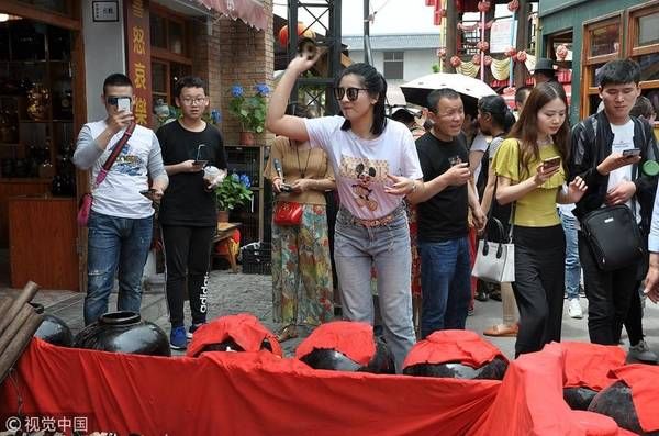 西安摔碗酒火到白鹿仓 游客排队刷微信