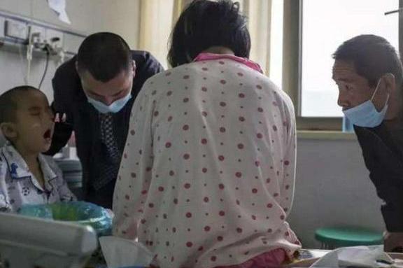 9岁男童患白血病骨瘦如柴,其母哭诉:孩子对不