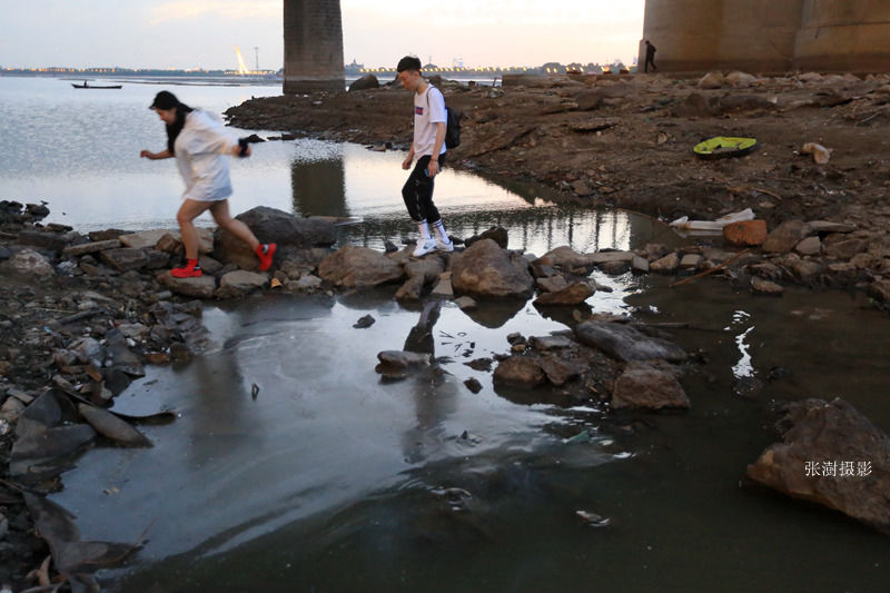 哈尔滨松花江瘦成溪 几步就可跨过去 十年来最