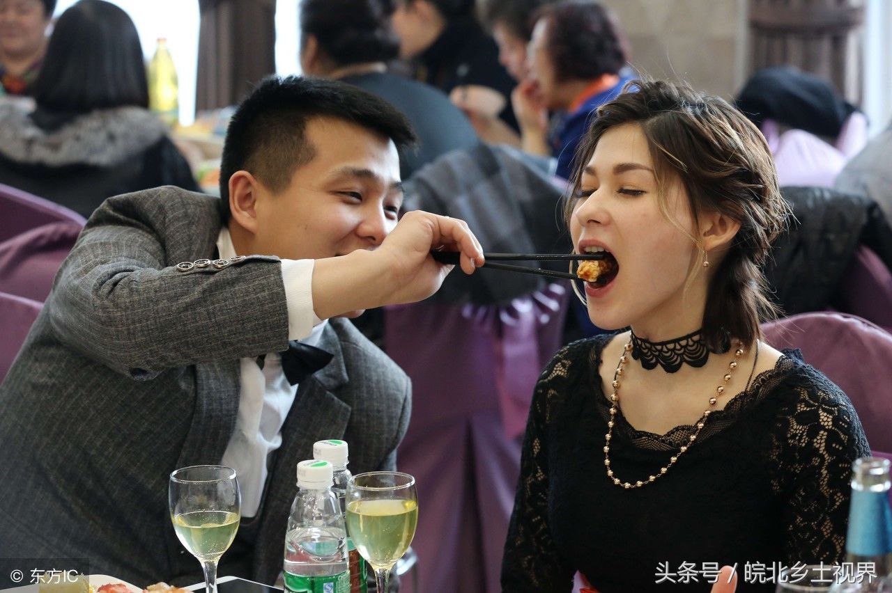中国小伙娶洋媳妇，女孩美丽贤惠不图钱，跨国爱情幸福甜蜜