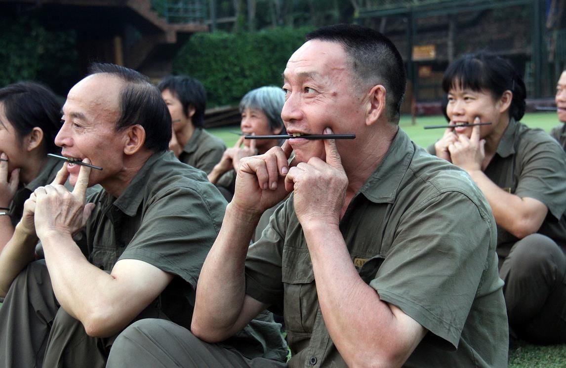 景区要求环卫工学摄影 含筷子练微笑