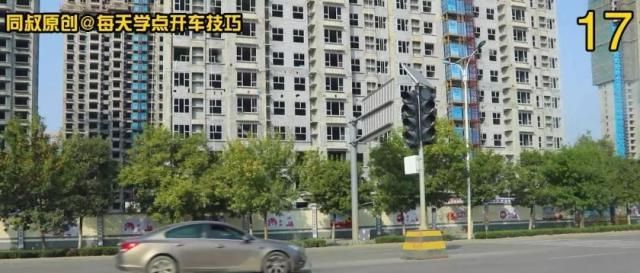 路口黄灯持续闪烁