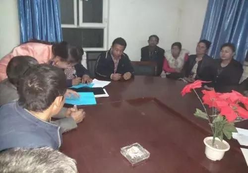 国家通用语言甫甫克村组织召开夜校辅导课堂学