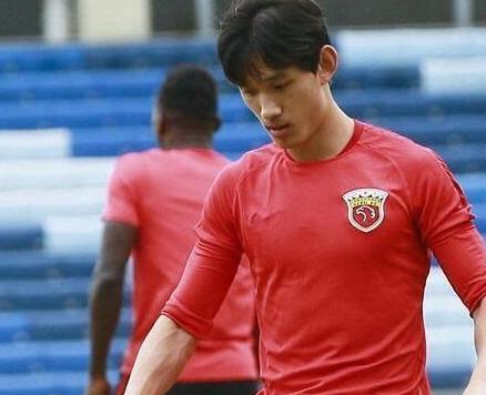 张呈栋停球十米远遭球迷质疑 球迷:当初就不应