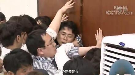 堪比大片!韩国300多议员在国会打了起来,撬棍