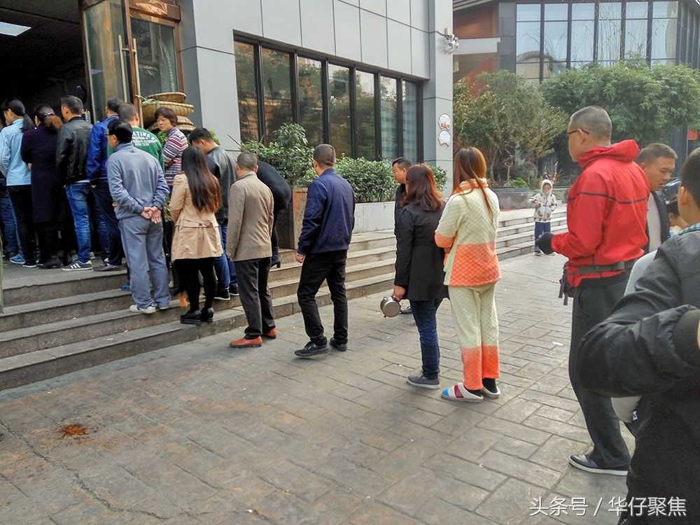 市民穿睡衣排队吃面条,襄阳牛肉面就有这么好吃