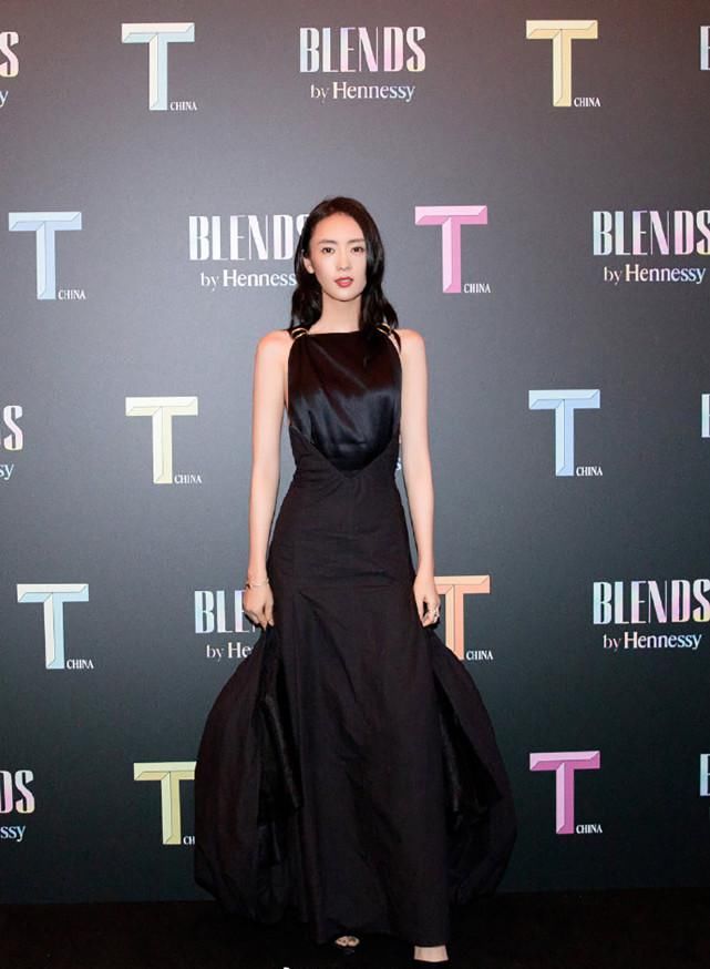 童瑶真是与众不同，穿黑色挂脖连衣裙像极了贵妇，气质优越好高级