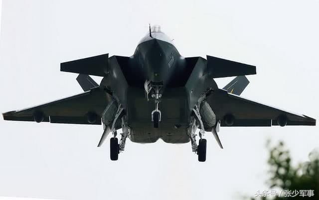 中国歼10C亮相!搭载主动有源相控阵雷达,性能