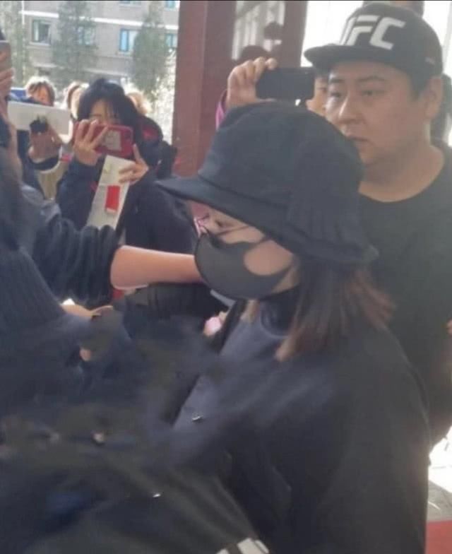 赵丽颖产后首次现身,这一细节反应出颖宝有多