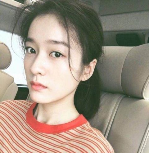 张雪迎晒素颜自拍照, 表情有点严肃, 风格跟宋祖