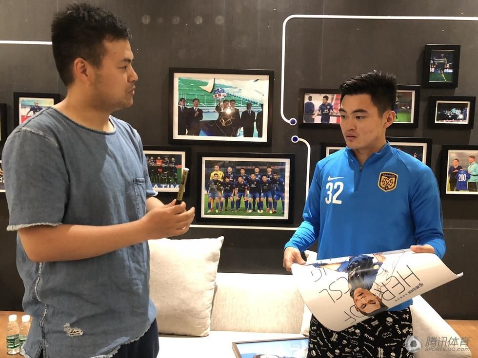 高清:黄紫昌两度当选中超英雄 签名一丝不苟
