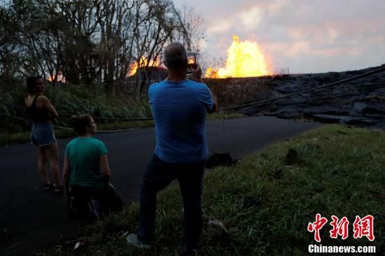 夏威夷火山岩浆喷涌 民众淡定围观