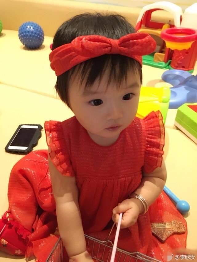 扮丑走红的李欣汝,晒俩女儿近照,网友:姐姐文静