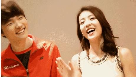 Faker到底多喜欢恩静?夺冠表情和看恩静的表