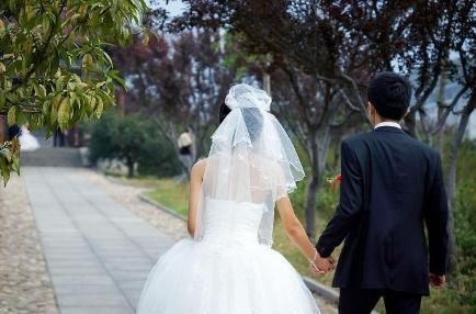 婚礼当天老婆要三十万才肯上车，我甩她两巴掌，岳母的话让我落泪