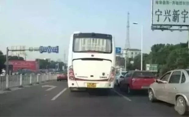 遇到红灯压过线外该怎么办? 怎样才算闯红灯? - 云栖雅韵博客 - 云栖雅韵博客 遇到红灯压过线外该怎么办? 怎样才算闯红灯? - 云栖雅韵博客 - 云栖雅韵博客