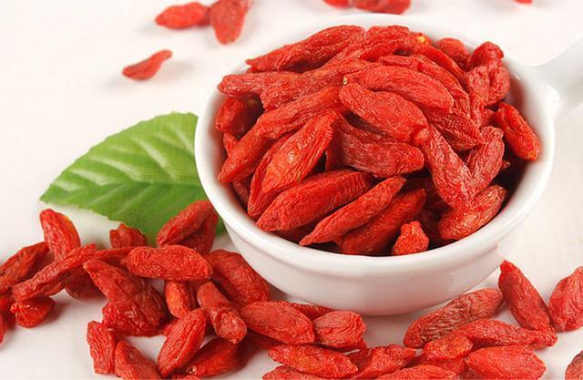 28岁女子结婚三年怀不上孕,医生检查后,丈夫扇