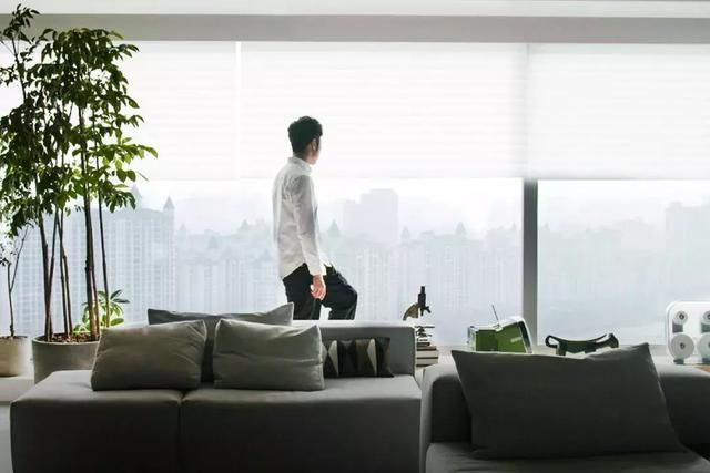 一个人住270江景大宅，花500万装修，真是个棒小伙