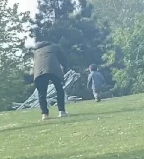 周杰伦昆凌合体现身,周董搀扶爱妻下车超贴心