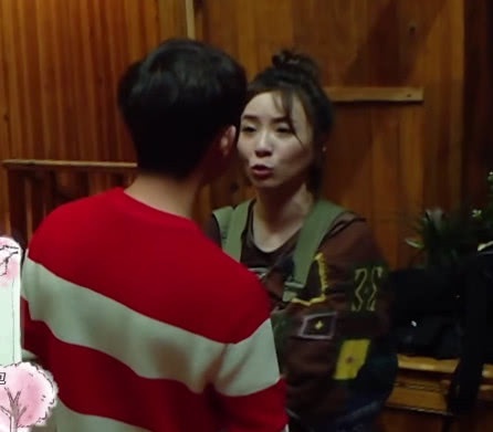 何炅深情相拥黄雅莉,转眼却被身高差出卖,说好