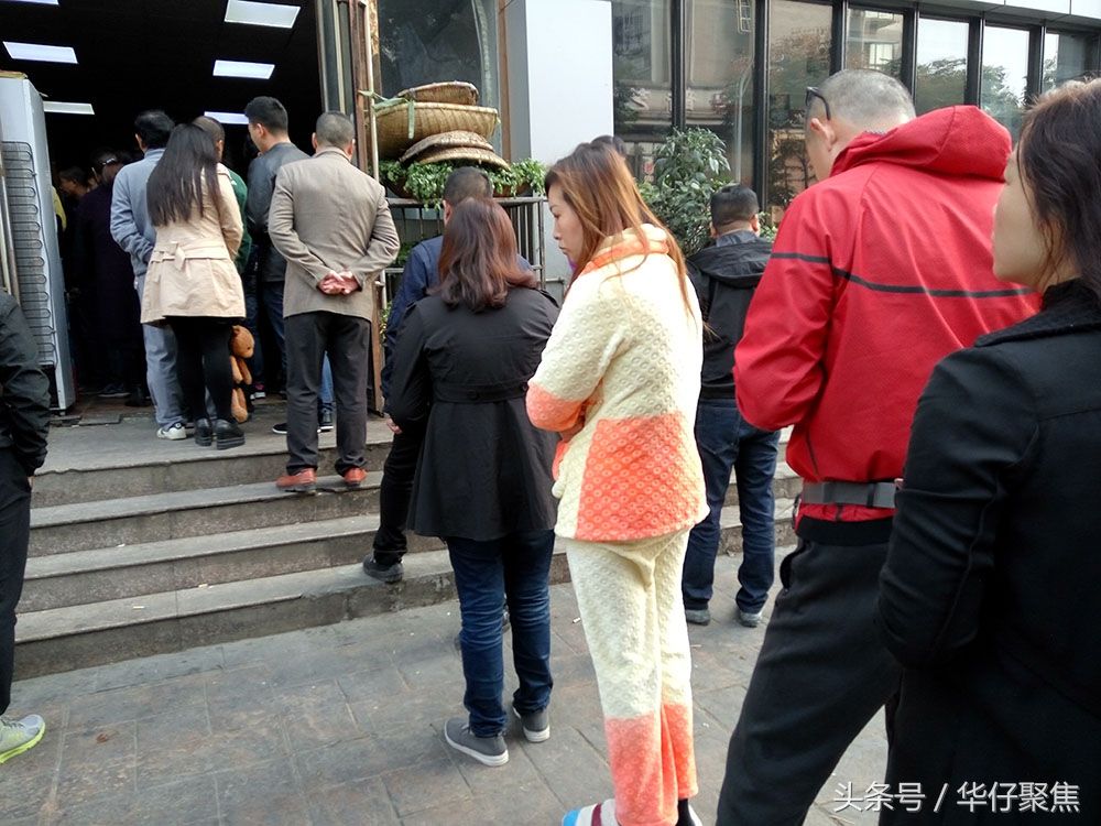 市民穿睡衣排队吃面条,襄阳牛肉面就有这么好吃