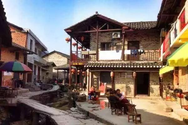 川藏路旁，然乌湖之边，这座被6条冰川包围的古村美爆了！