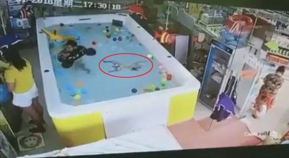 1岁女童生日当天溺水挣扎90秒,一旁的妈妈却正