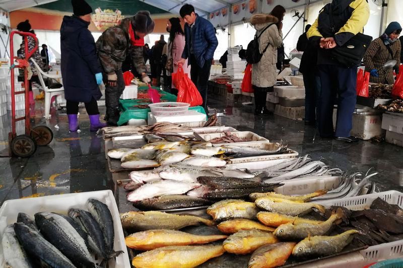 海鲜价廉物美 青岛人回家过年标配年货 海鲜市场买海鲜像搬家