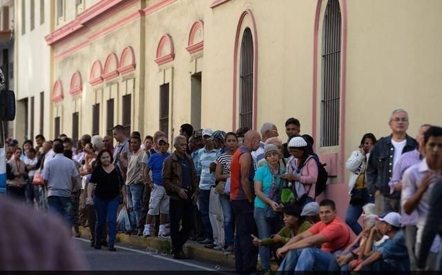 该国穷得只剩美女了,百万人口选择移民,办护照