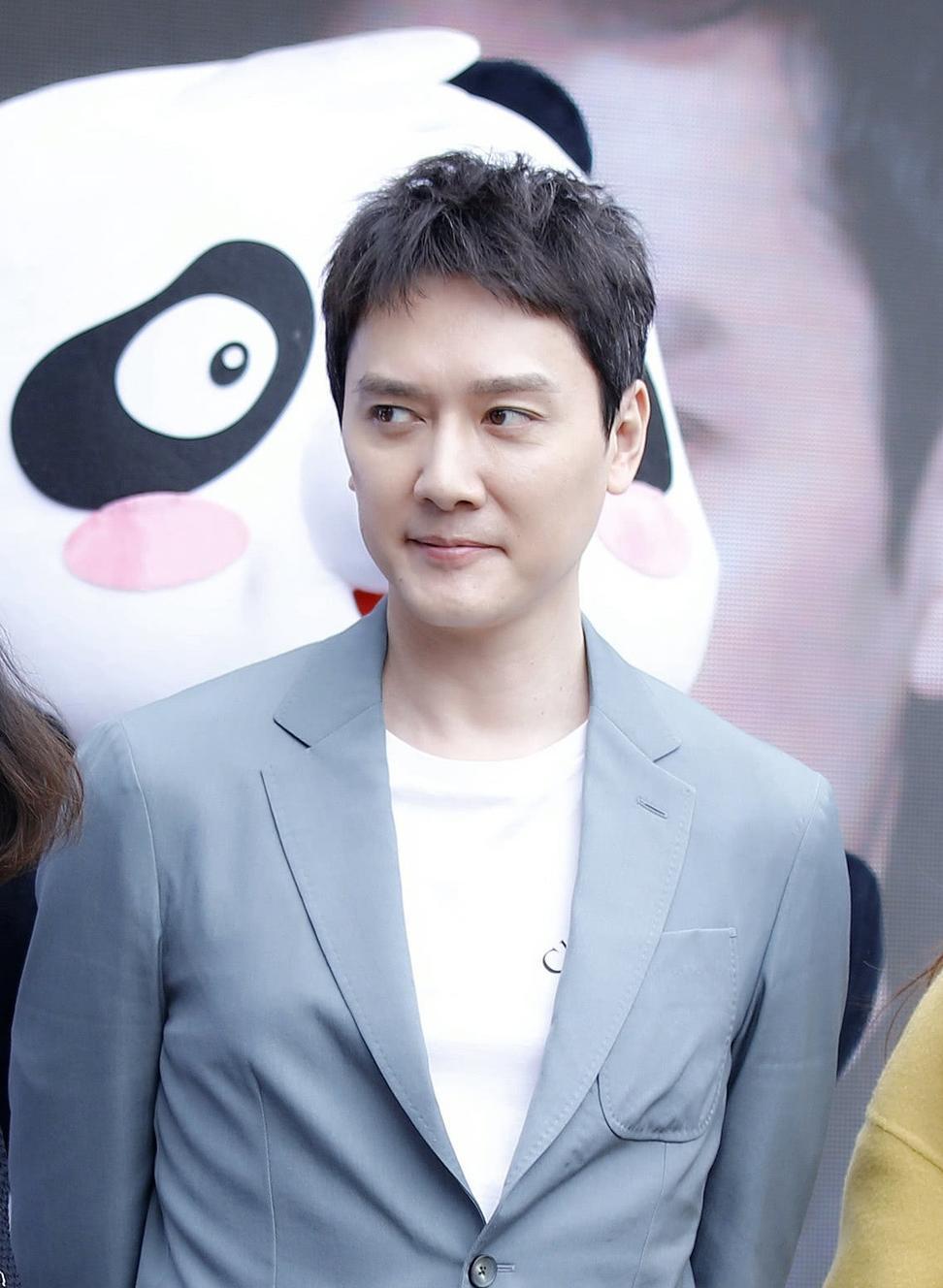 赵丽颖被爆产后抑郁,冯绍峰喂奶动作不温柔她