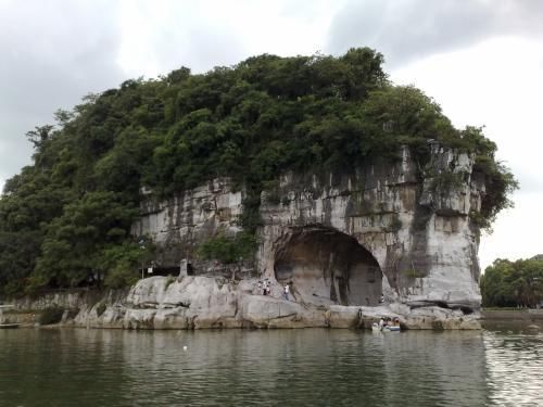 广西桂林地标：象鼻山，被人们称为桂林山水的象征！