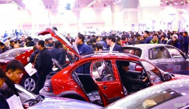 为什么很多国人没钱没房也要贷款买车？听完后有些还挺有道理！