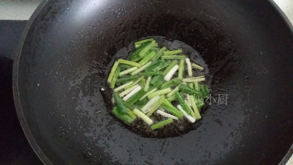 豆腐这做法太棒了!特别嫩，多加一把它，舀着吃才过瘾，拌饭最香