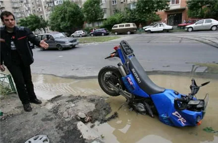开摩托车一定要躲避这样的泥坑
