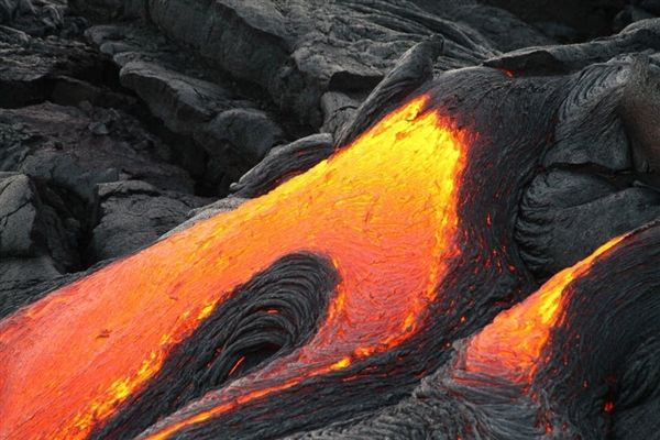 夏威夷火山一夜之间摧毁数百座房屋