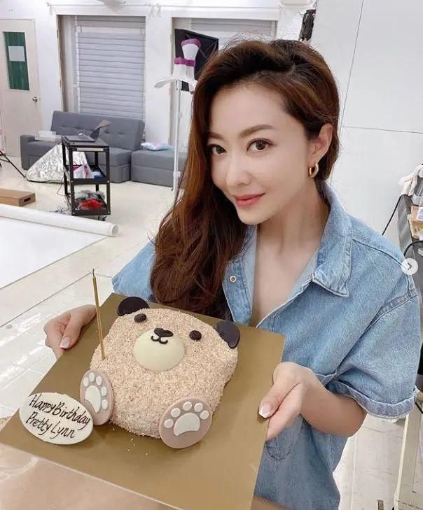 熊黛林提前庆40岁生日,手捧蛋糕C位合影露甜笑,四肢纤瘦妥妥辣妈